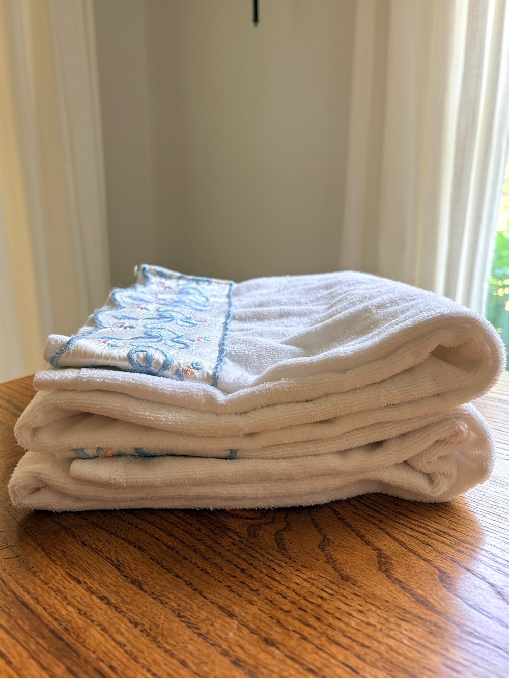 Vintage White with blue and pink Bow trim Bedding Towel Set of 2- Made in USA - Picture 2 of 14